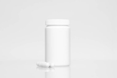 Plastik beyaz hap ya da vitamin takviyeli ilaç şişesi beyaz arka planda izole edilmiş ilaç şişesi. Yüksek çözünürlüklü fotoğraf.
