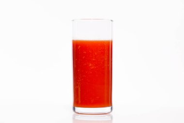 Beyaz arka planda izole edilmiş taze domates suyu. Domates suyu bardağı. Yüksek çözünürlüklü fotoğraf.