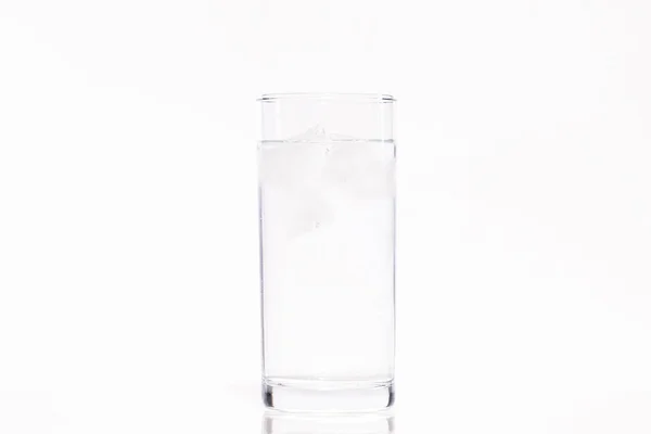 Vaso Agua Con Hielo Aislado Sobre Fondo Blanco Foto Alta —  Fotos de Stock