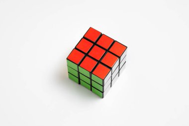 Basit zihin-zorlayıcı bulmaca, beyaz arkaplan üzerinde bir çeşit zeka küpü