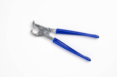 Çelik fındıkkıran beyaz arka planda izole edilmiş. Metal fındıkkıran. Yüksek çözünürlüklü fotoğraf..