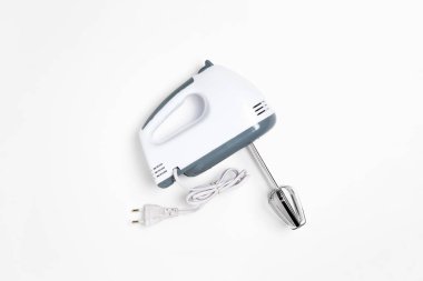 Beyaz arkaplanda izole edilmiş kırmızı ve siyah kablolu siyah çoklu metre elektronik ölçüm aracı. Yüksek çözünürlüklü fotoğraf.