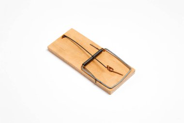 Tahta fare kapanı yemsiz, yakın plan beyaz arka planda izole edilmiş. Büyük tahta fare kapanı. Yüksek çözünürlüklü fotoğraf..