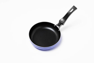 Kızartma tavası beyaz arka planda izole edildi. Yüksek çözünürlüklü fotoğraf.