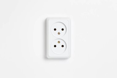Beyaz arka planda beyaz çift prizli bir priz. Elektrik prizi. Avrupa yüksek voltajlı 220W çorapları. Yüksek çözünürlüklü fotoğraf..
