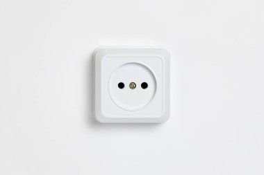 Beyaz arka plandaki beyaz priz. Elektrik prizi. Avrupa yüksek voltajı 220W çorap. Yüksek çözünürlüklü fotoğraf.