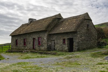 Irish famine cottage, Dingle Peninsula, County Kerry clipart