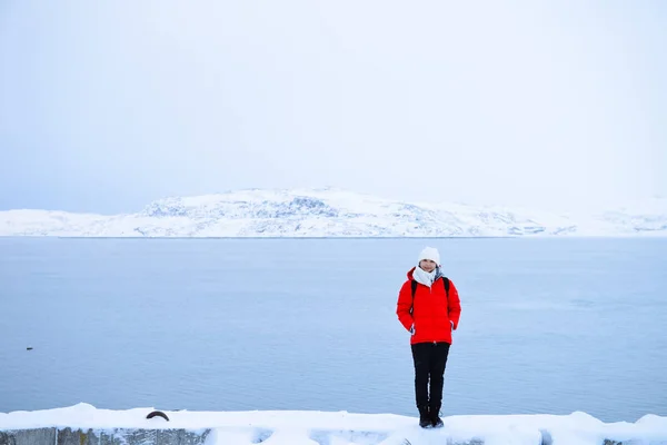 Arktik Okyanusu tarafından duran tek genç kadın