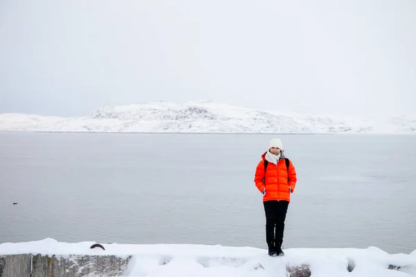 Arktik Okyanusu tarafından duran tek genç kadın