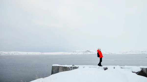Arktik Okyanusu tarafından duran tek genç kadın