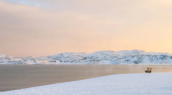Kuzey Rusya'da ağarma zaman okyanusu doğal görünümünü
