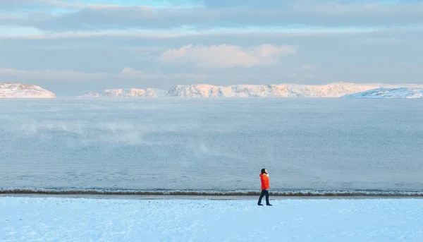 Asyalı kadın kutup Sahilde yürüyüş
