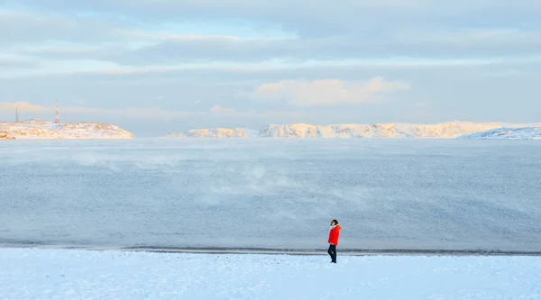 Asyalı kadın kutup Sahilde yürüyüş