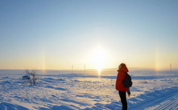 Gökkuşağı ve Arctic güneşte bakarak Asyalı kız
