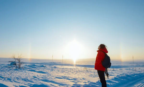 Ragazza asiatica guardando arcobaleno e sole in Artico — Foto Stock