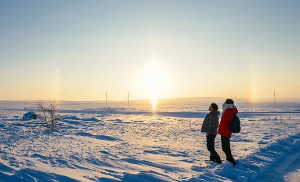 Asya çift gökkuşağı ve Arctic güneşe bakarak