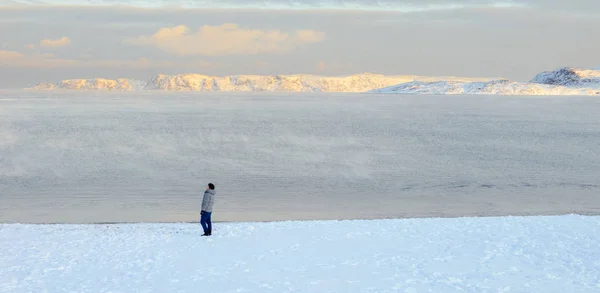 Asyalı erkek kutup Sahilde yürüyüş