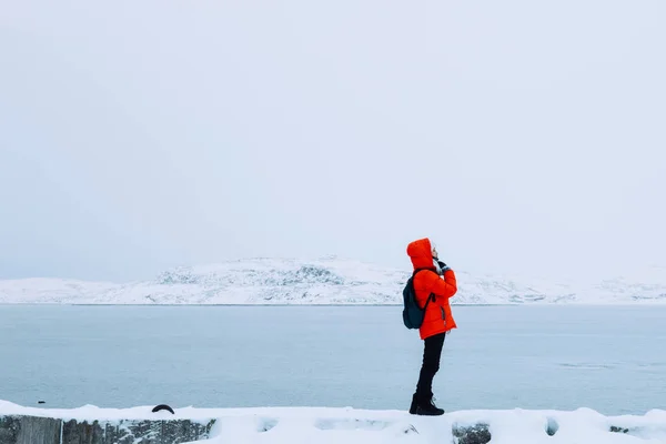 Arktik Okyanusu tarafından duran tek genç kadın