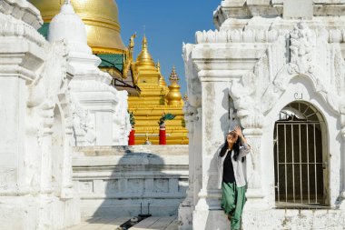 kız beyaz pagoda Kuthodaw Pagoda, Mandalay adlı üzerinde eğilir