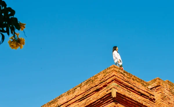 Kız bir yana ayakta pagoda Bagan, Myanmar görünüyor.