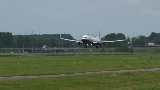 Boeing 737 blížící se Tui Airlines létat na letiště Düsseldorf — Stock video