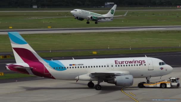 Airbus A320 Eurowings flygbolag bogsering — Stockvideo