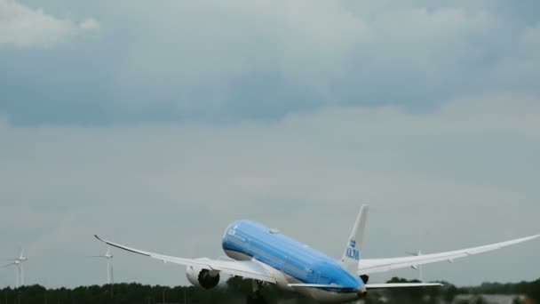 荷兰航空波音787梦幻客机起飞 — 图库视频影像