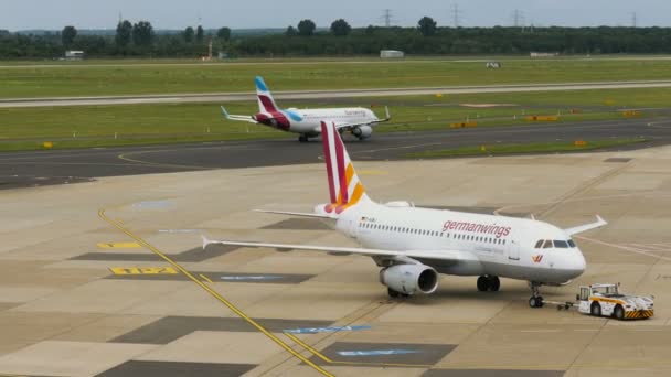 Airbus A320 linii lotniczych Germanwings jest holowanie — Wideo stockowe