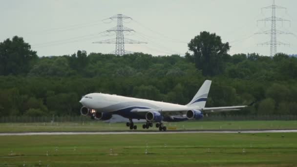 Airbus A340 компании Hi Fly Airlines приземлился в аэропорту Дюссельдорфа — стоковое видео