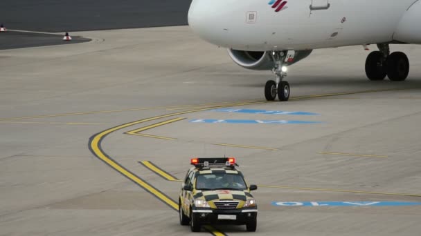 Airbus A320 jest po po usługi samochód Dusseldorf Lotnisko — Wideo stockowe