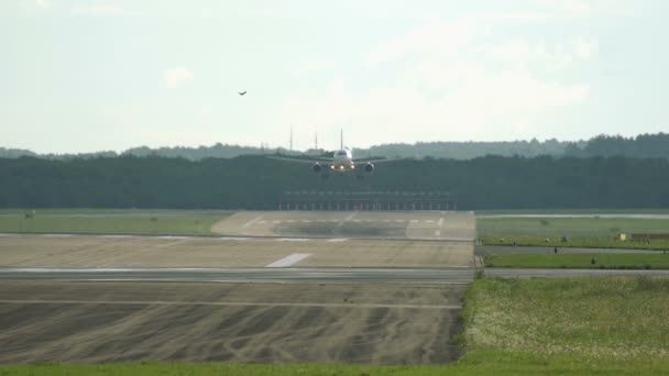 Avião comercial se aproximando do aeroporto — Vídeo de Stock