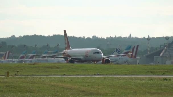 Airbus A320 delle compagnie aeree Air Berlin si trasferiscono al terminal — Video Stock