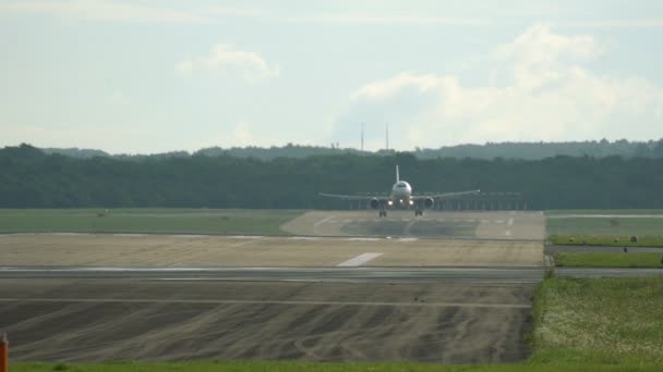 Kommersiella flygplan närmar sig till flygplats — Stockvideo