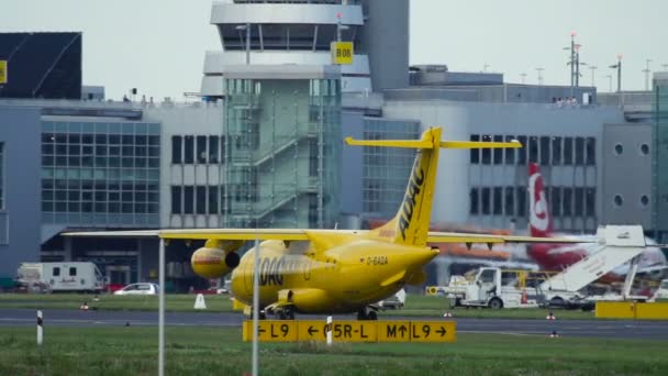 Dornier 328-310 JET of Aero-Dienst ADAC Ambulancia taxiing — Vídeo de stock