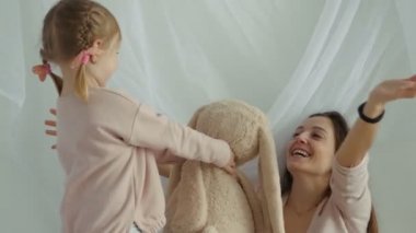 Küçük kızı mevcut bir peluş oyuncak annesine