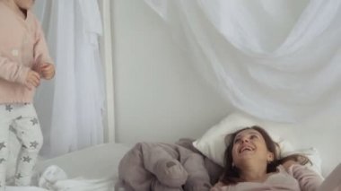 Anne ve küçük kızı çalış ile pelüş tavşan