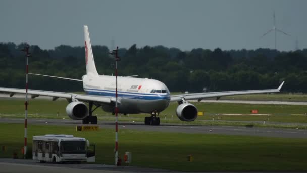 Air-China-Airbus A330 rollt auf Landebahn zu — Stockvideo