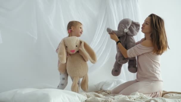 Mãe e filha brinca com brinquedos de pelúcia — Vídeo de Stock