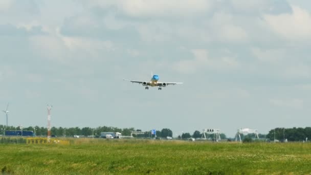 スキポール空港に着陸 Klm 航空のエンブラエル Erj 190std — ストック動画