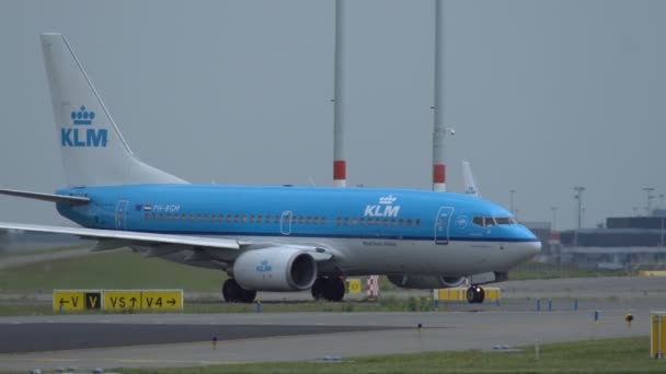 Boeing 737 linii lotniczych Klm jest kołowania na pas startowy — Wideo stockowe