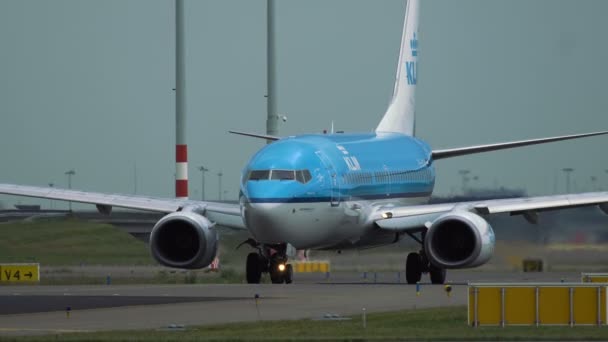 Boeing 737 linii lotniczych Klm jest kołowania na pas startowy — Wideo stockowe