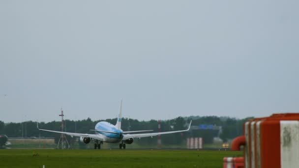 Boeing 737 van Klm Arilines versnelt en neemt af — Stockvideo