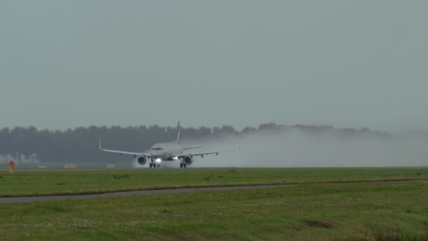 Airbus A320 авіакомпанії "Аерофлот" прискорюється на вологих злітно-посадкової смуги — стокове відео