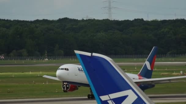 Boeing 767-Azur levegő veszi le a lassú mozgás — Stock videók