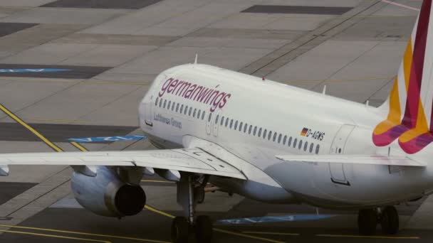 Jármű vontatására bontakozik ki a Germanwings Airbus A319 a gurulóút — Stock videók