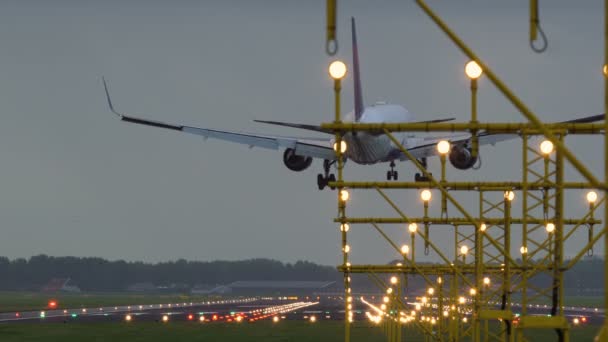 Delta airlines jet lądowania na lotnisku Schiphol — Wideo stockowe