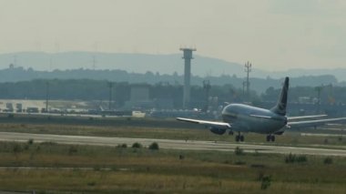 Tarom havayolları Boeing 737 açılış arka görünümü