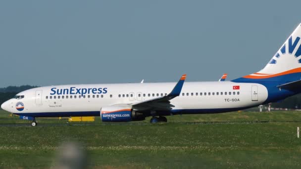 Boeing 737-800 van Sunexpress airlines verlaat op de baan — Stockvideo