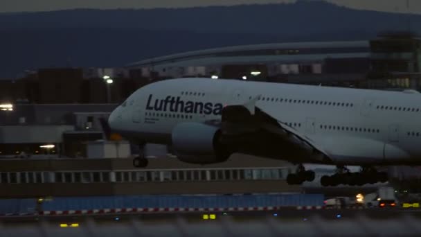 エアバス A380 ルフトハンザ航空フランクフルトに近づいている私の主要な空港 — ストック動画