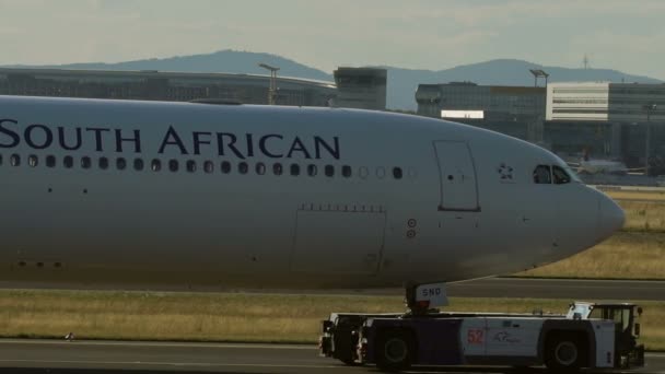 A Dél-afrikai airways Airbus A340 vontató — Stock videók